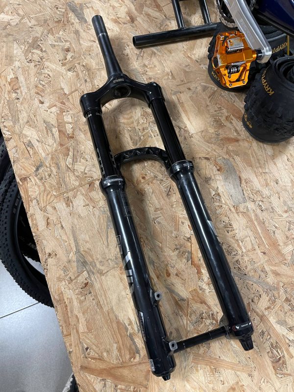 Rock Shox Lyrik Ultimate RC2 передня вилка 27.5 160 мм фото 2