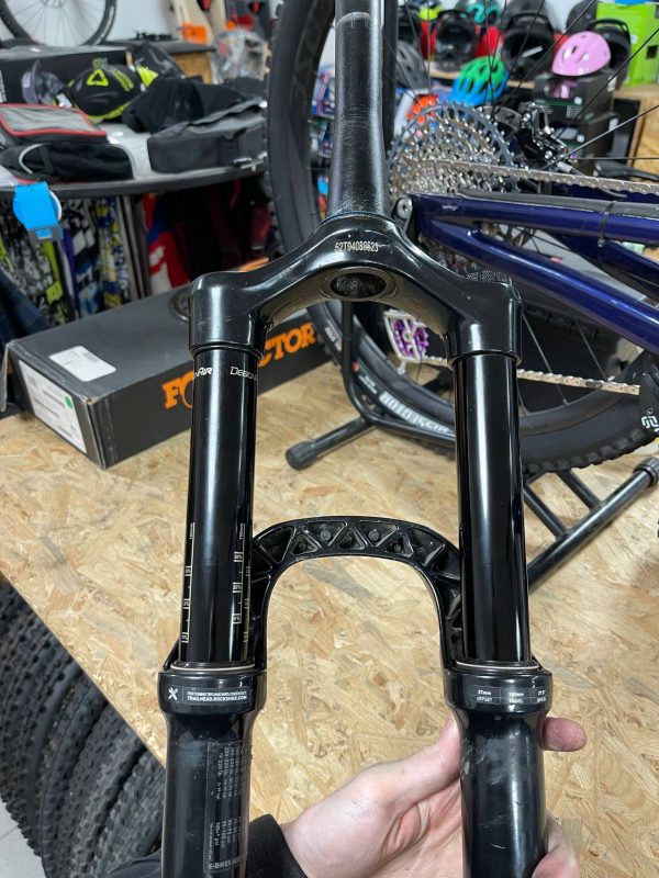 Rock Shox Lyrik Ultimate RC2 передня вилка 27.5 160 мм фото 4