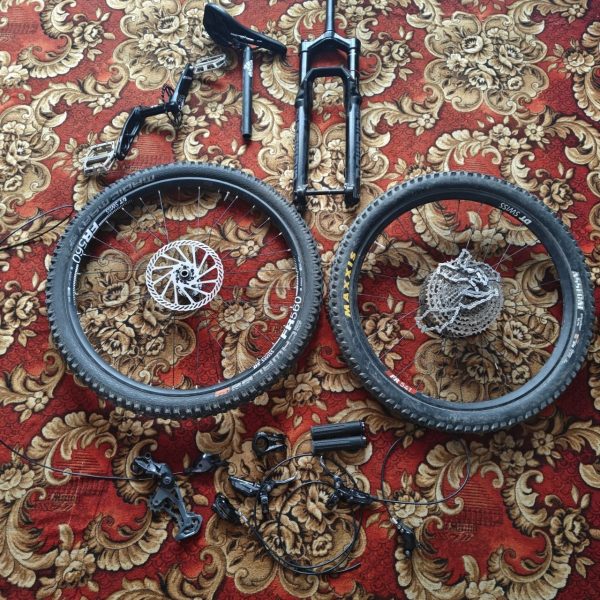 ДЕРЕБАН: Вилка Rockshox Domain RC + компоненти SRAM, Shimano, Truvativ та ін.