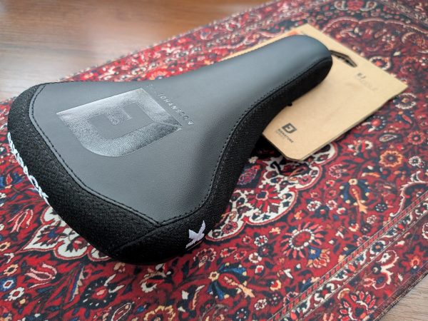 Сідло Sixpack EJ1 Emil Johansson + Кермо Race Face Chester 35 фото 3