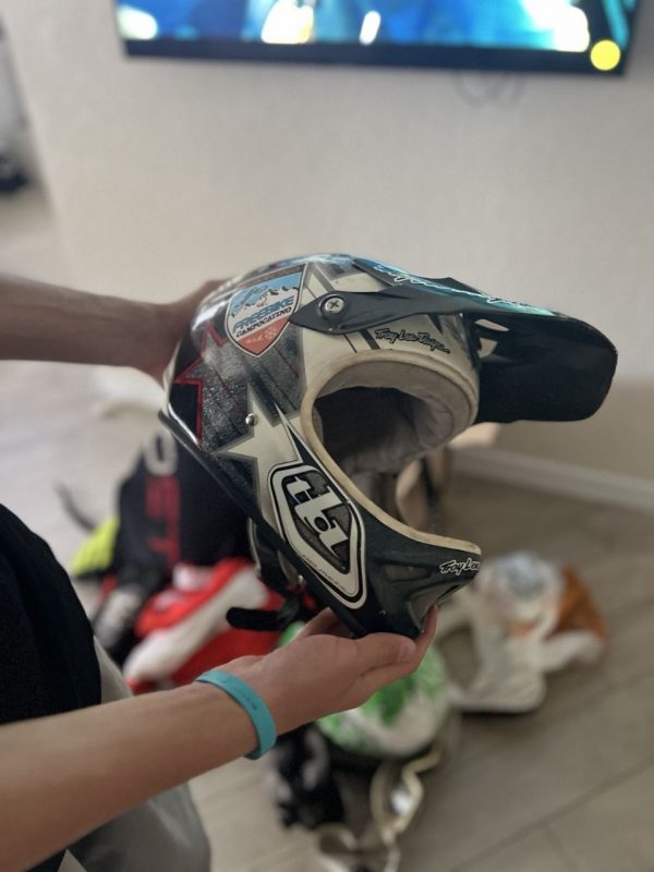 Шорти + футболки + налокітники + кросівки + шолом фото 4