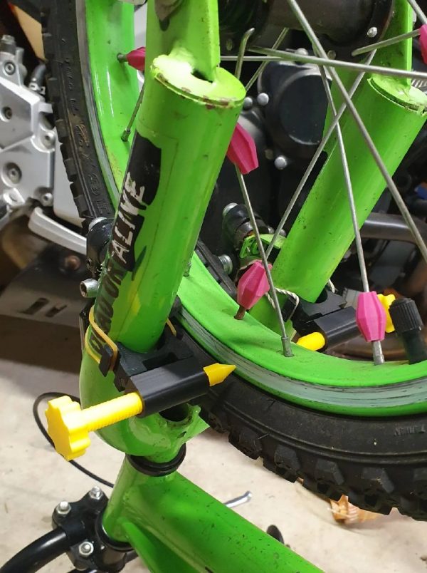 Інструмент для центрування велосипедних коліс