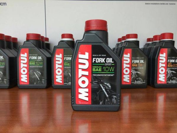 Motul Fork Oil — вся серія олив фото 3