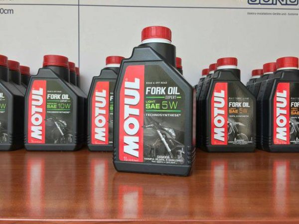 Motul Fork Oil — вся серія олив