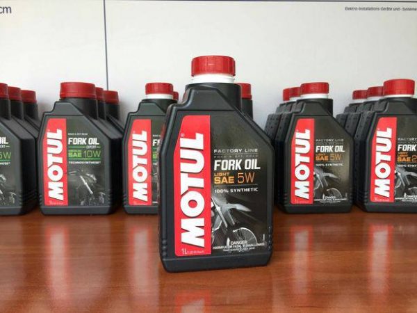Motul Fork Oil — вся серія олив фото 4