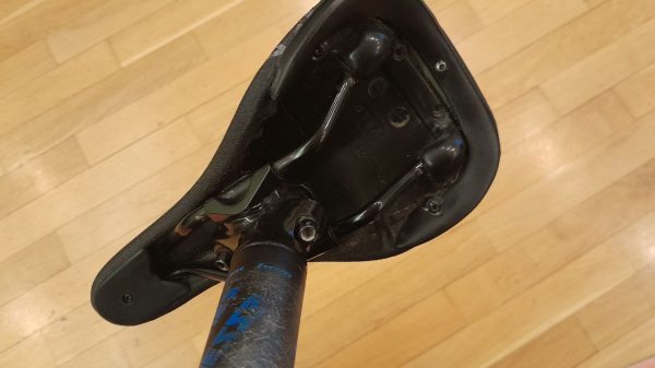 Сідло + підсідельний штир Bergamont Kiez Dirt