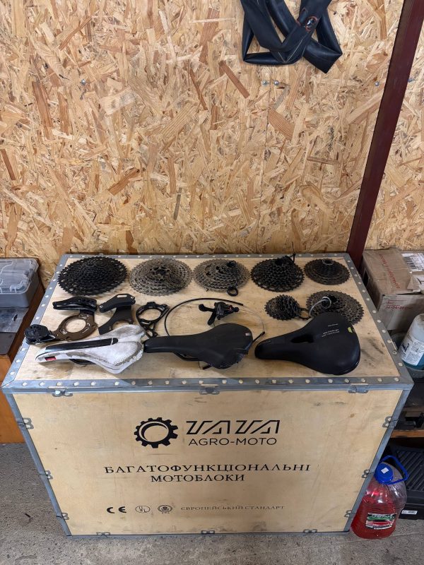 Касети + манетка Shimano + заспокоювачі + сідла фото 1