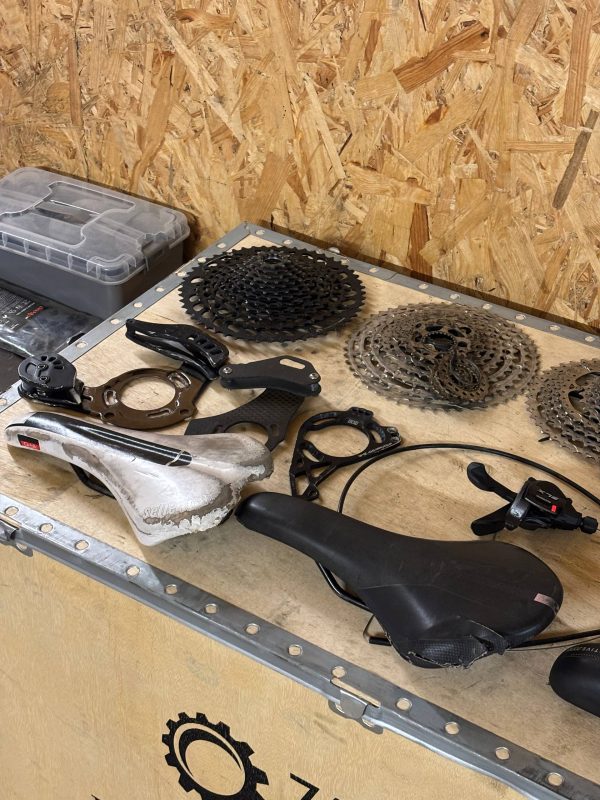 Касети + манетка Shimano + заспокоювачі + сідла фото 2