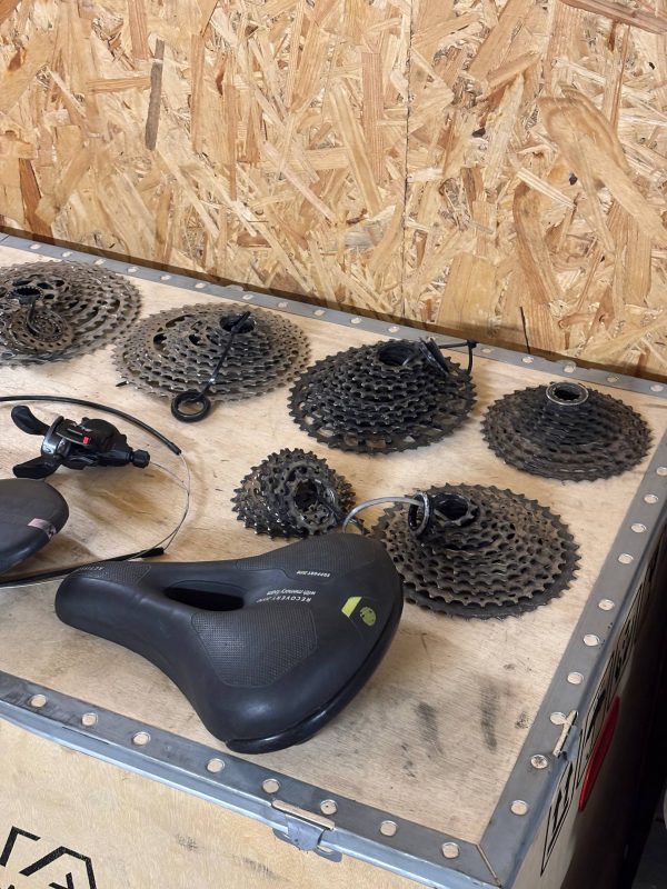 Касети + манетка Shimano + заспокоювачі + сідла фото 3