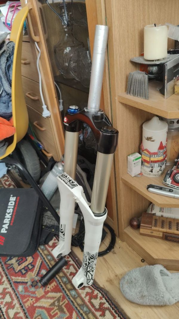 Rockshox TOTEM R1C2 вилка 180mm фото 2